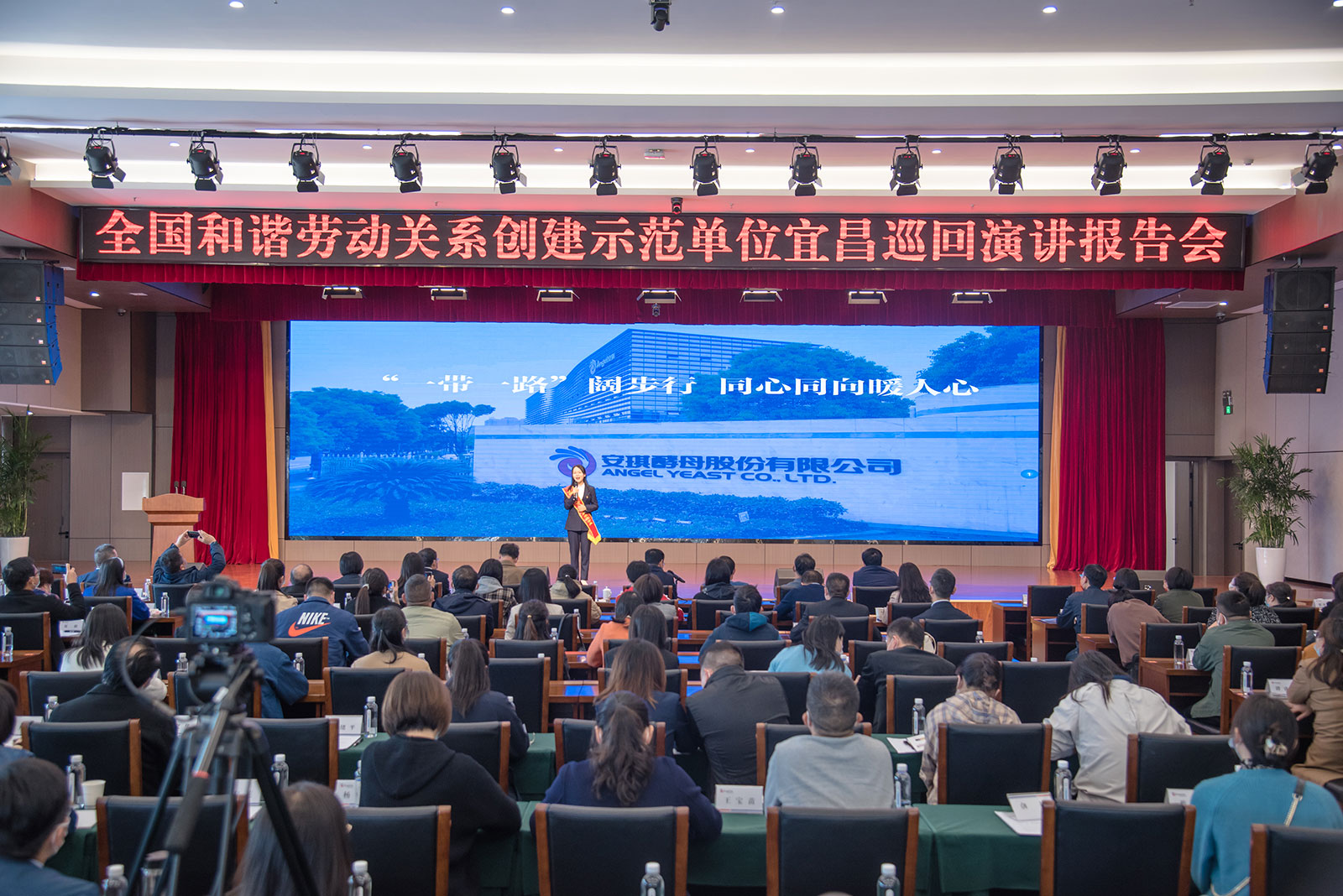 AG视讯集团代表张雪娇以《“一带一路”阔步行 同心同向暖人心》为题进行了现场演讲