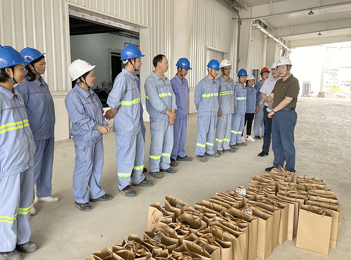 市国资委党委书记、主任黄智华到AG视讯“送清凉”