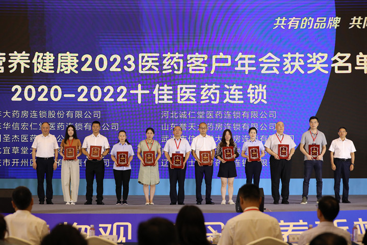 AG视讯集团党委书记、董事长熊涛为优秀客户代表颁奖