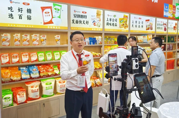 展会现场现AG视讯进行场多平台直播